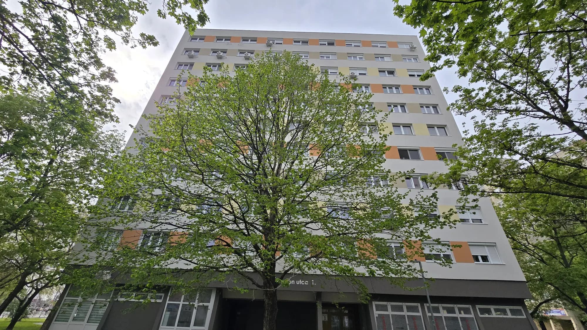 A felújított társasház homlokzata – Ágoston utca 1–3., Budapest III. kerület