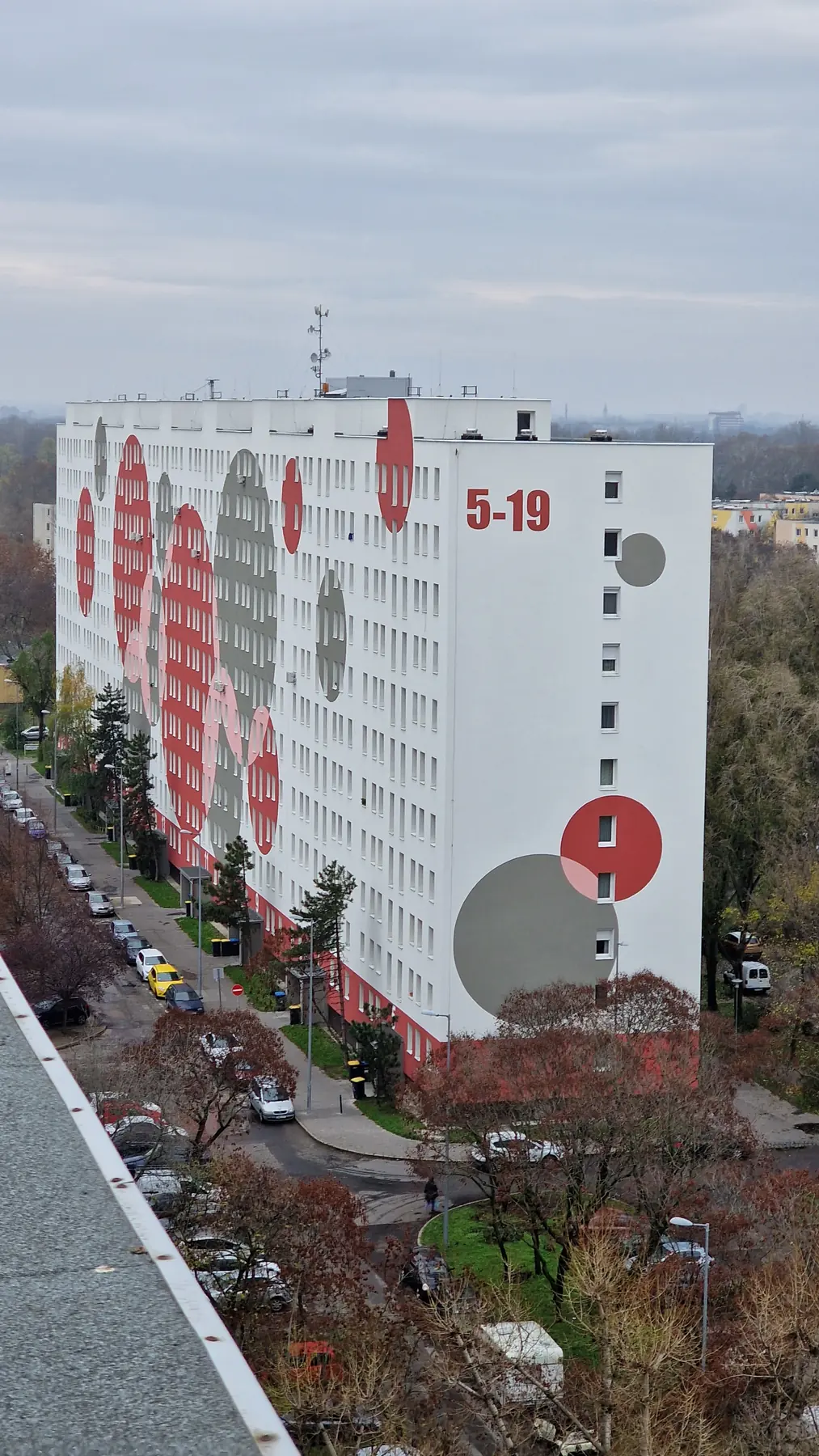 A felújított társasház homlokzata – Bálint György utca 5–19., Budapest III. kerület