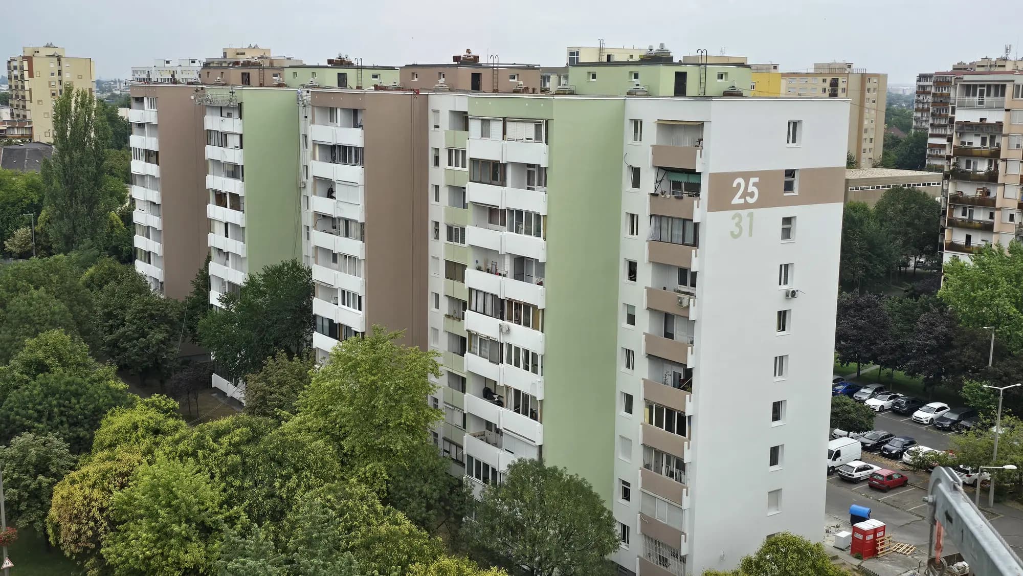 A felújított társasház homlokzata – Baross utca 25–31., Budapest XX. kerület