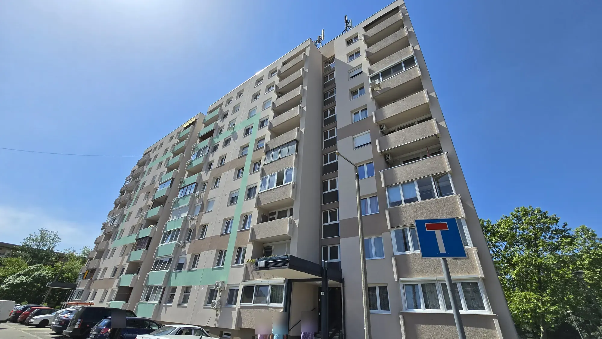 A felújított társasház homlokzata – Baross utca 34., Budapest XX. kerület