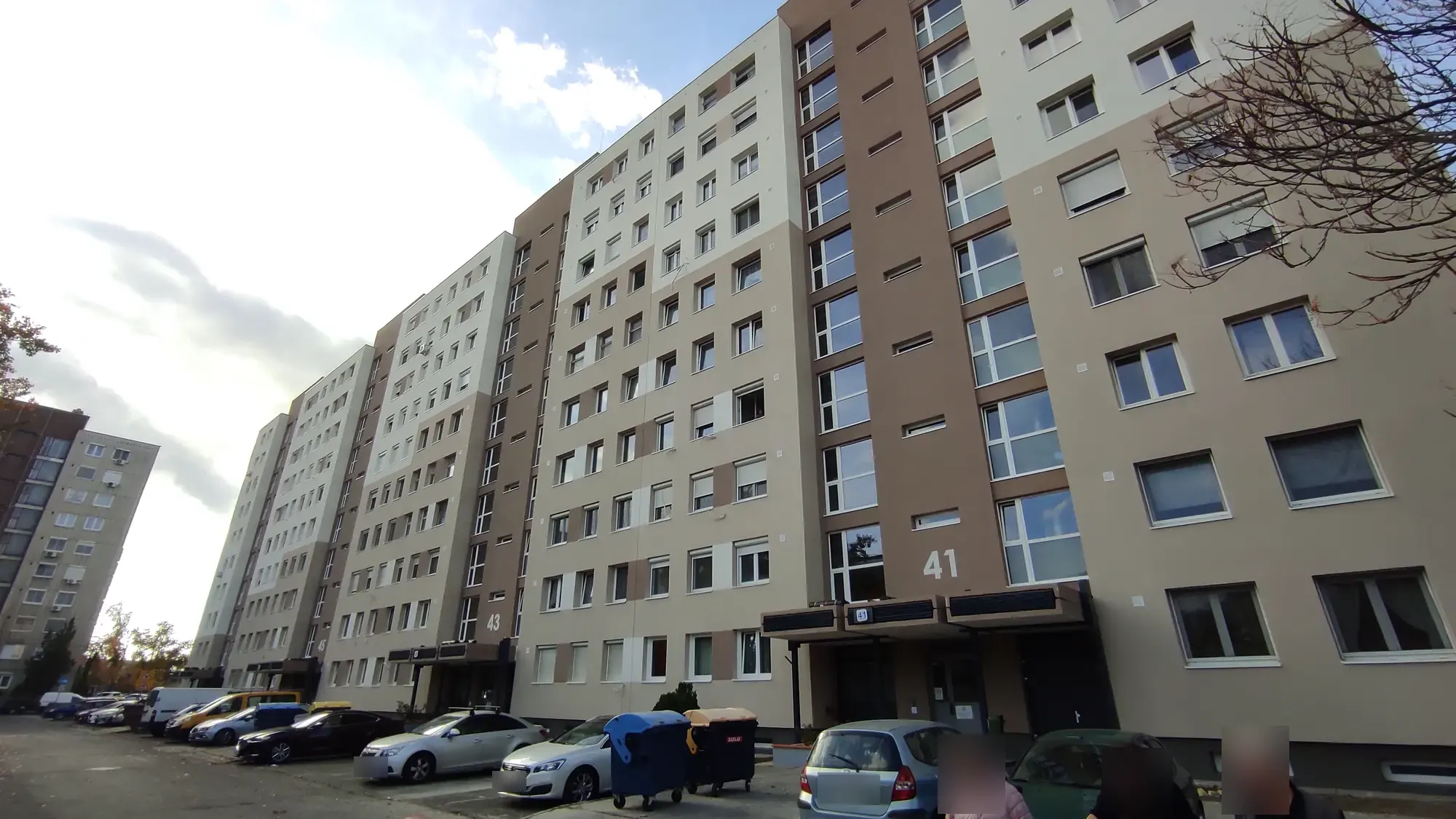 A felújított társasház homlokzata – Baross utca 41–47., Budapest XX. kerület