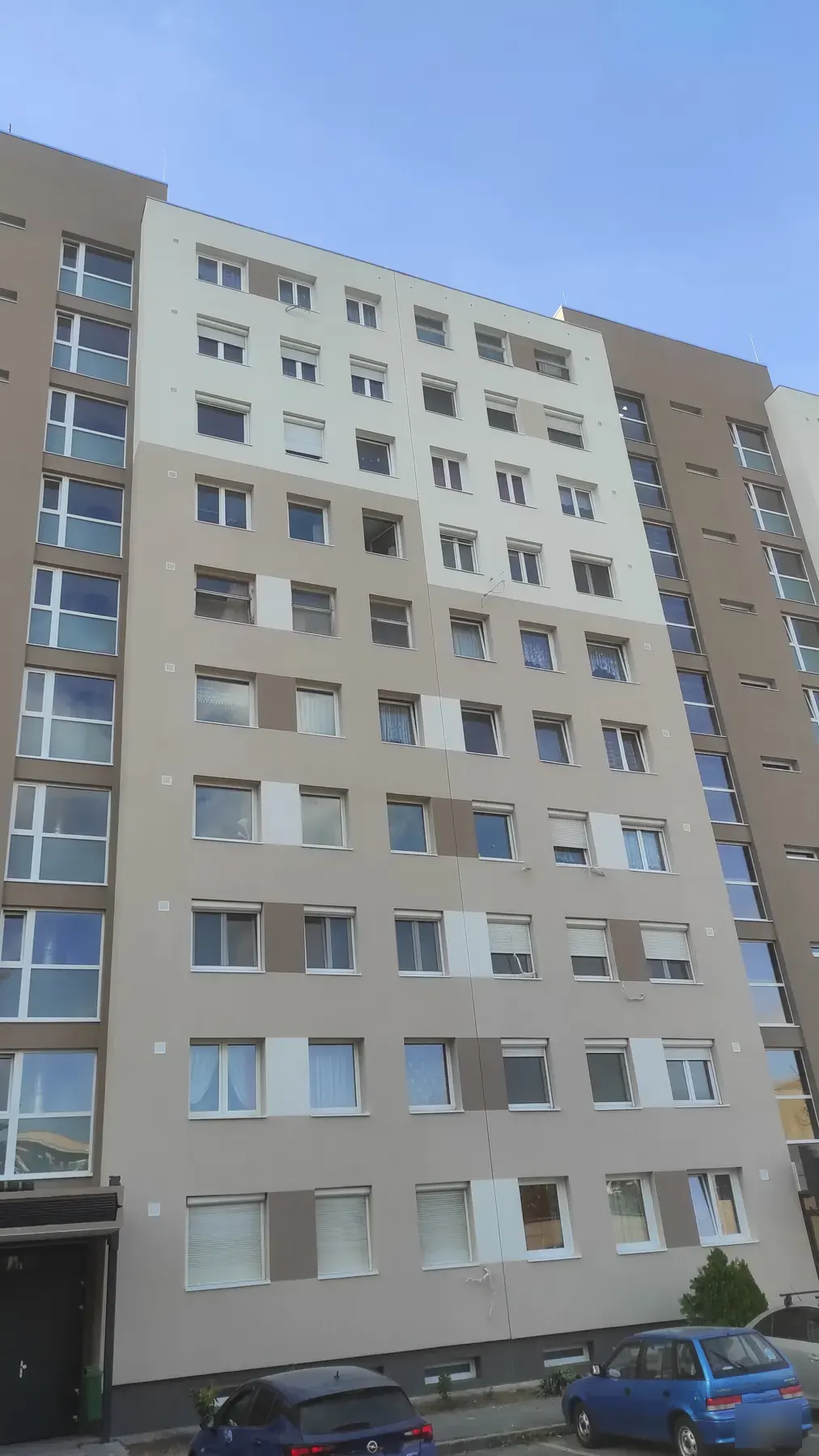 A felújított társasház homlokzata – Baross utca 41–47., Budapest XX. kerület