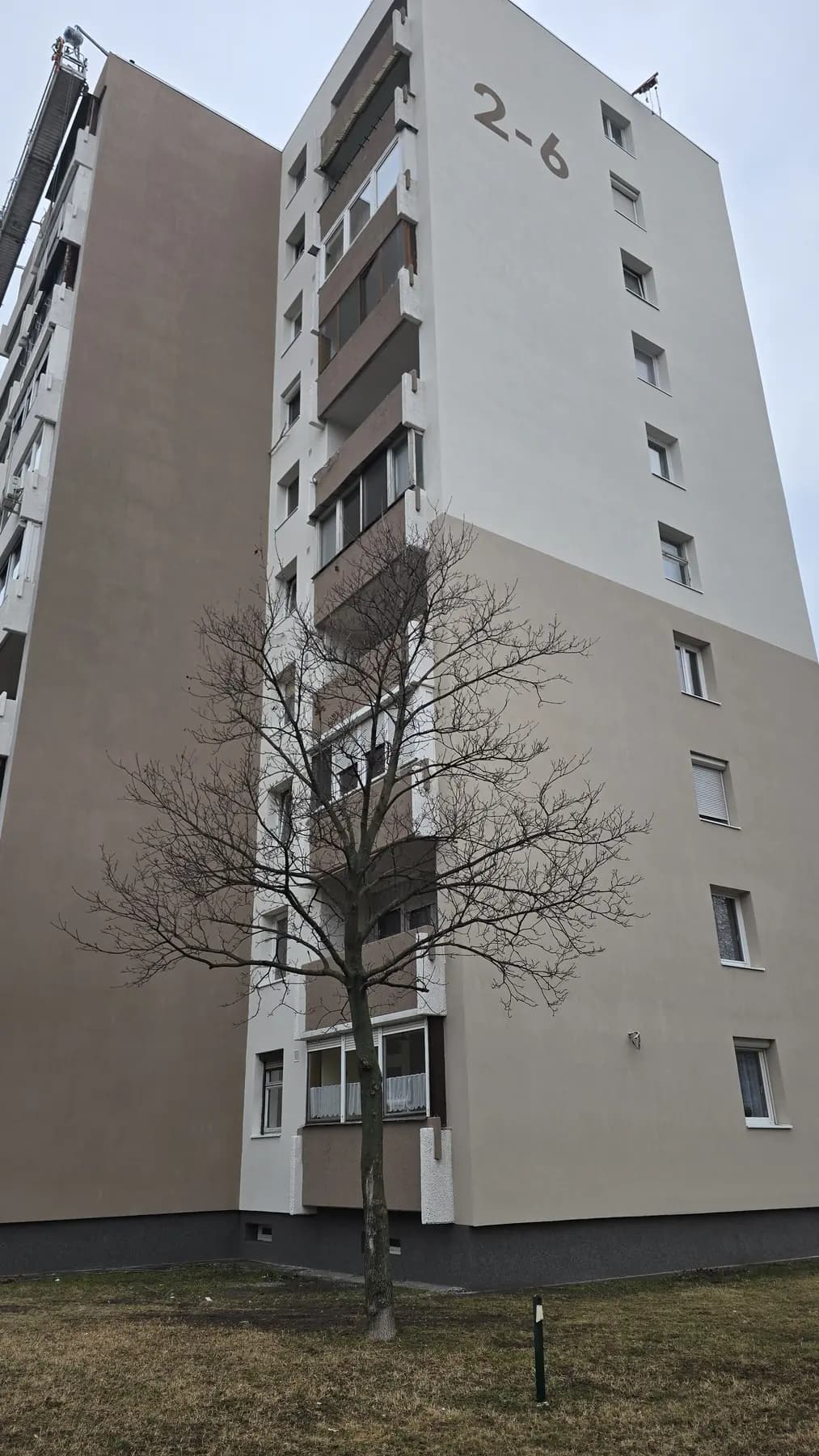 A felújított társasház homlokzata – Bíró Mihály utca 2–6., Budapest XX. kerület