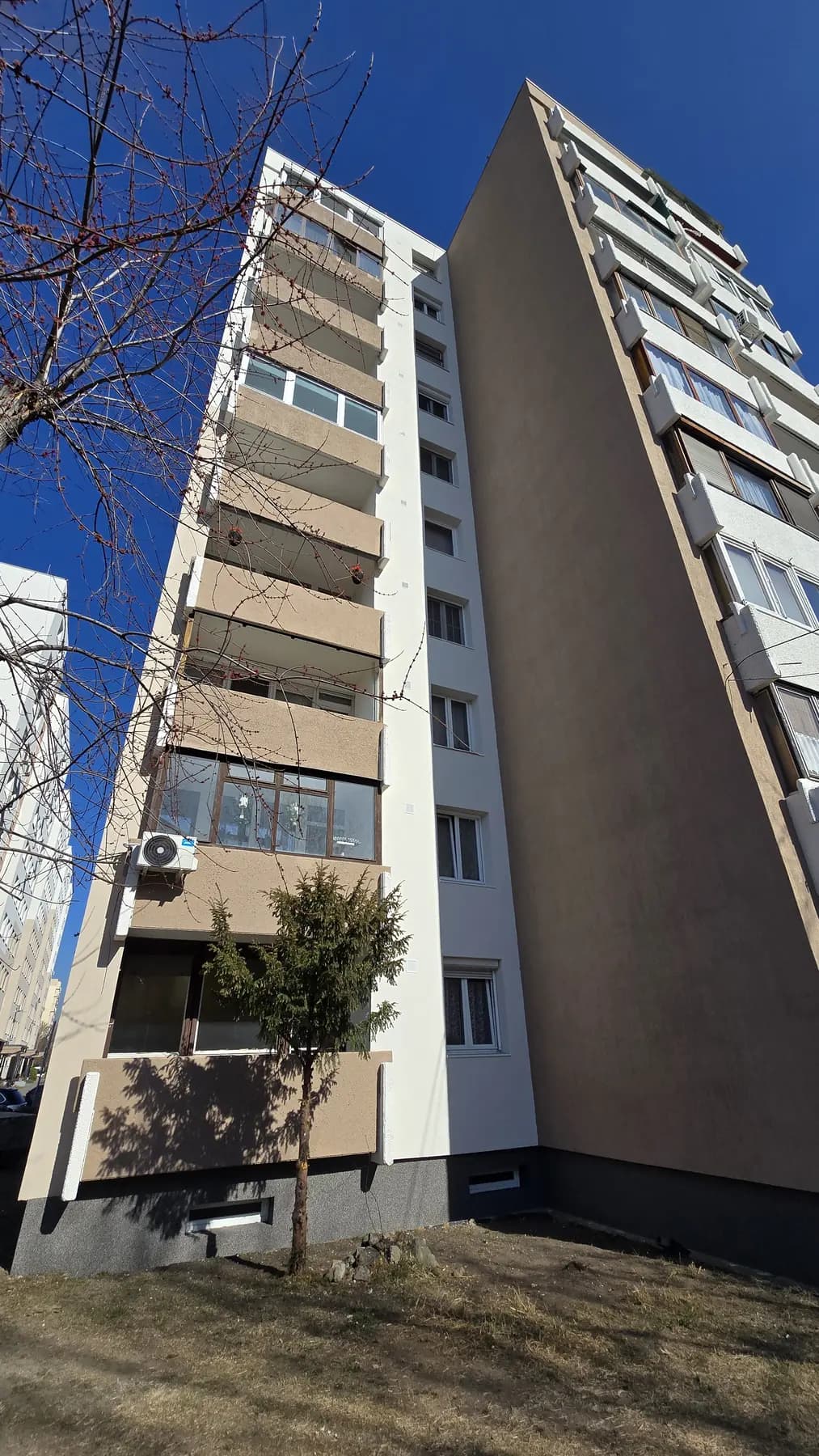 A felújított társasház homlokzata – Bíró Mihály utca 2–6., Budapest XX. kerület