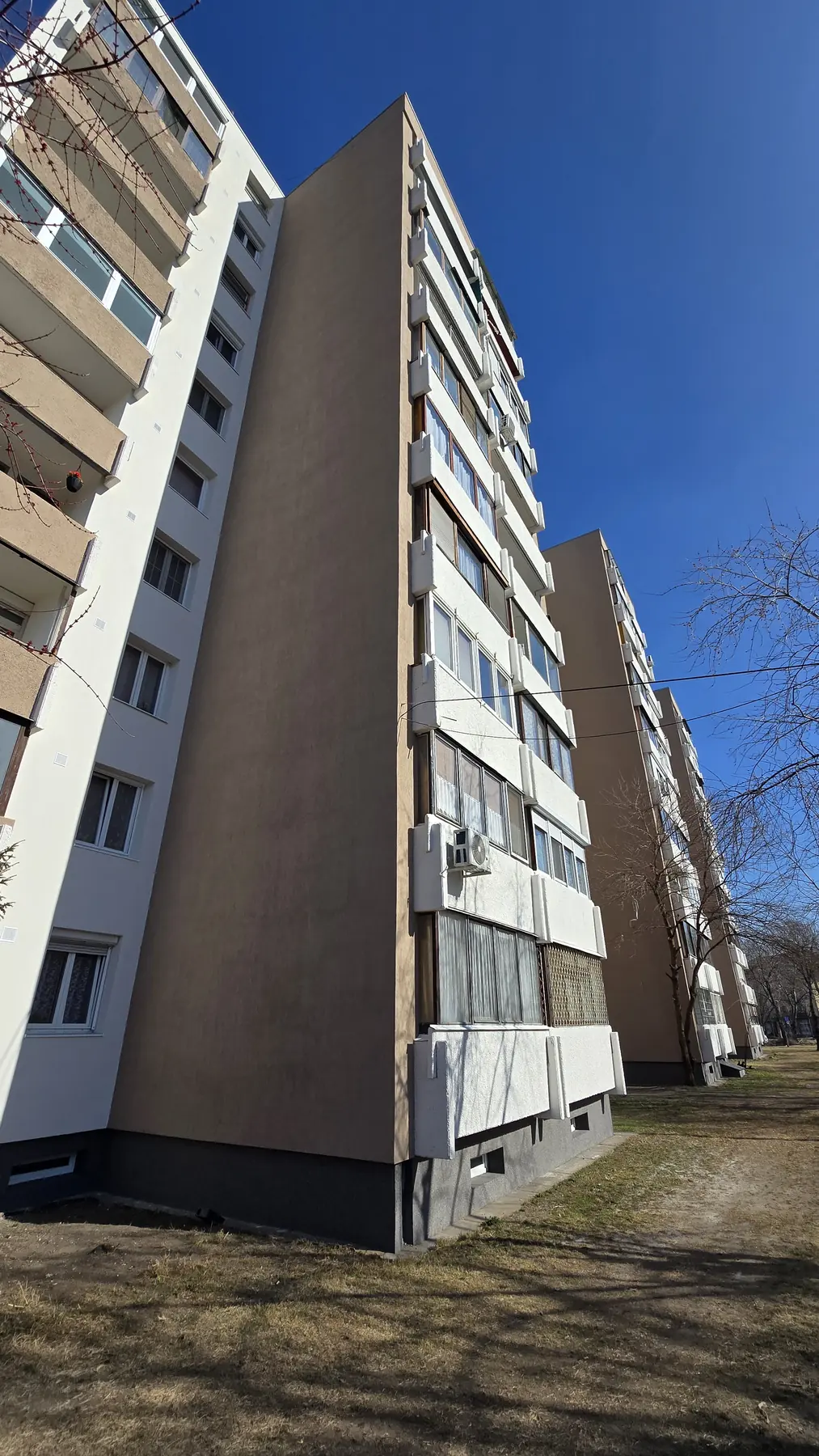 A felújított társasház homlokzata – Bíró Mihály utca 2–6., Budapest XX. kerület