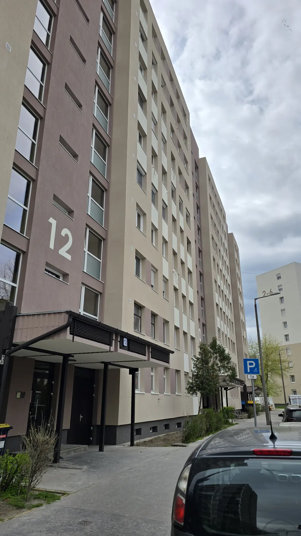A felújított társasház homlokzata – Bíró Mihály utca 8–14., Budapest XX. kerület