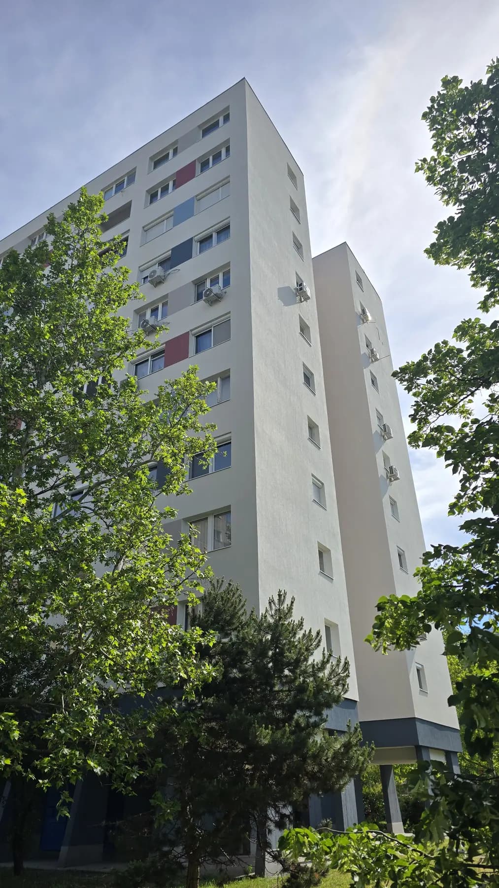 A felújított társasház homlokzata – Boglár utca 1., Budapest III. kerület