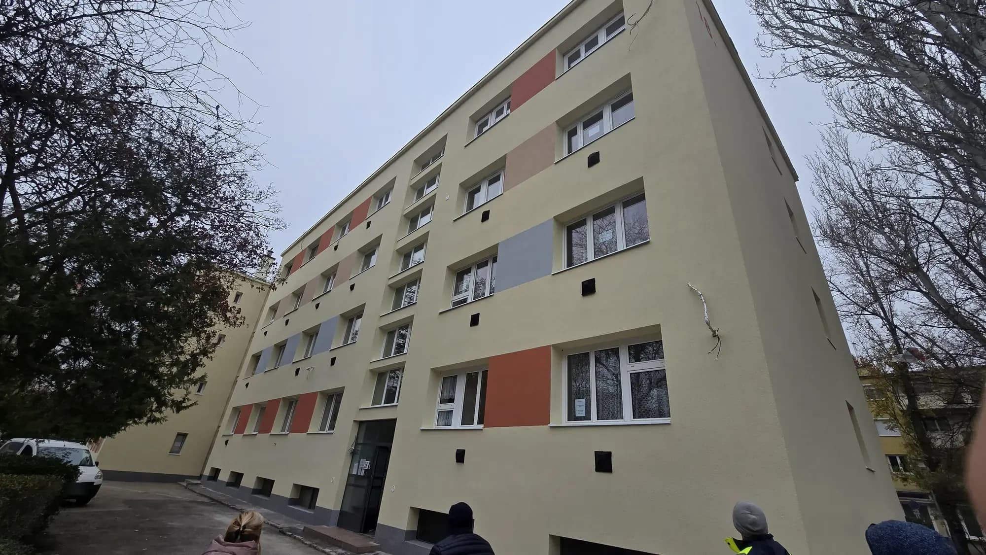 A felújított társasház homlokzata – Dési Huber utca 18., Budapest IX. kerület