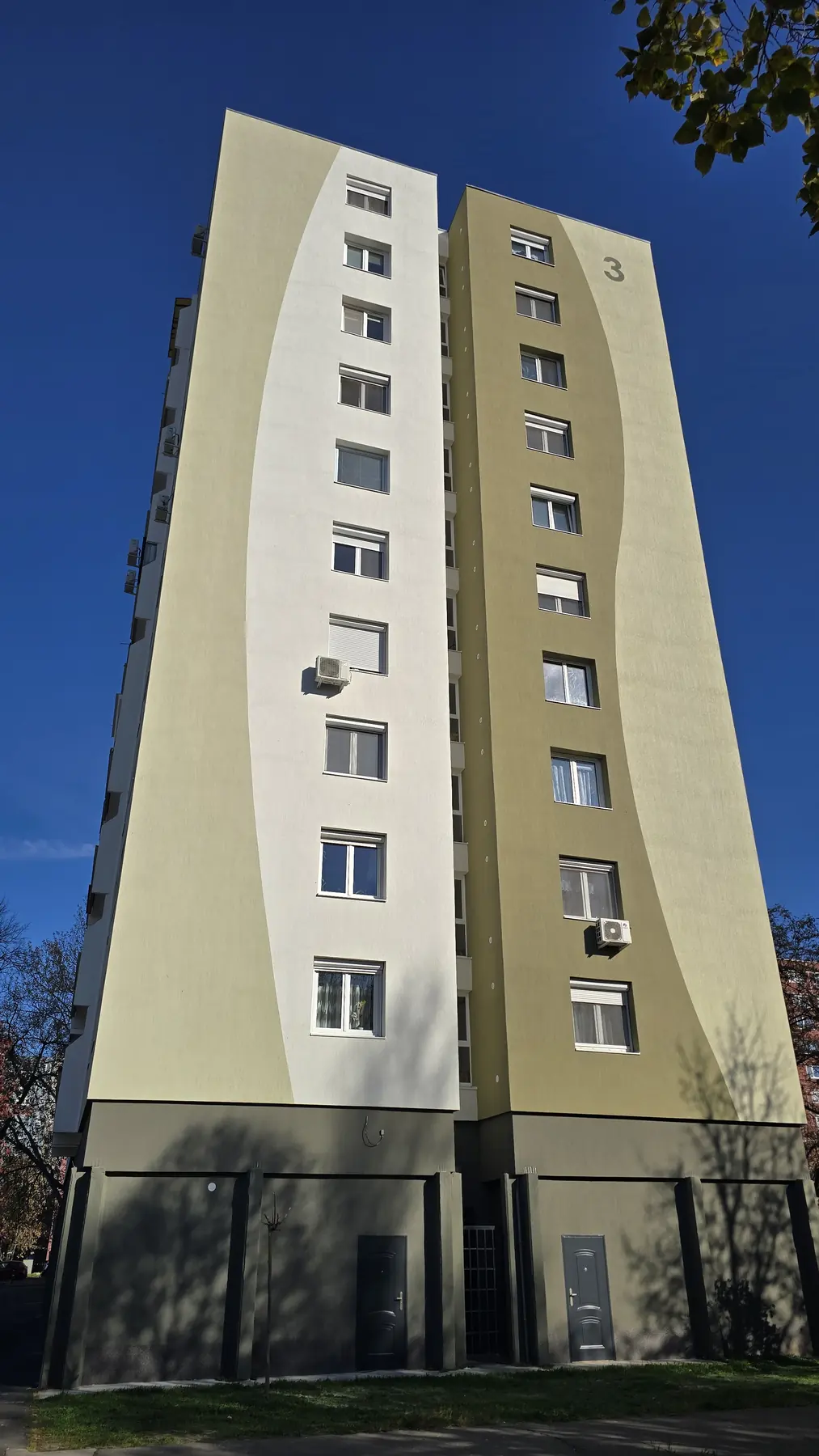 A felújított társasház homlokzata – Füst Milán utca 3., Budapest III. kerület