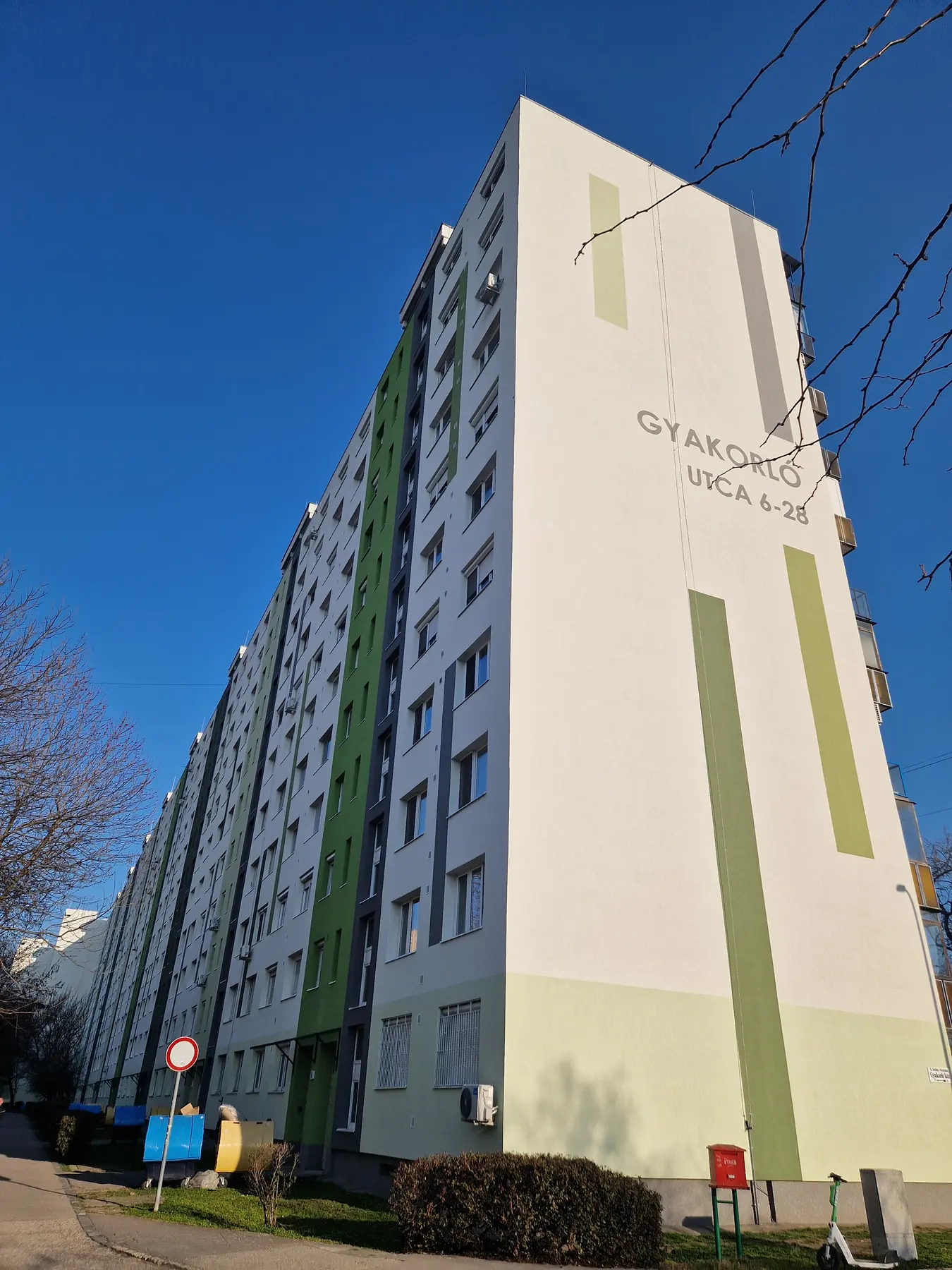 A felújított társasház homlokzata – Gyakorló utca 6–28., Budapest X. kerület