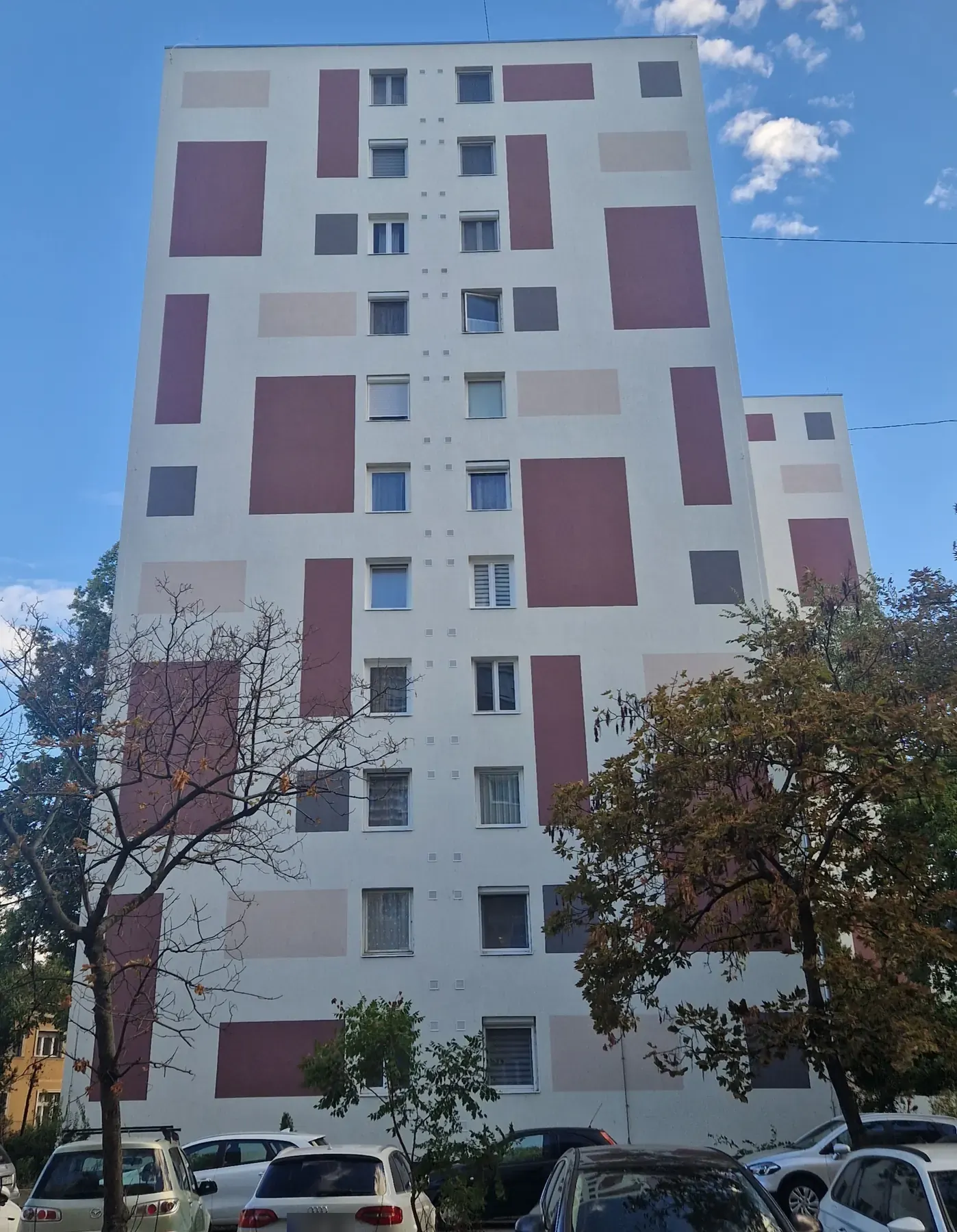 A felújított társasház homlokzata – Istvántelki út 50–52., Budapest IV. kerület