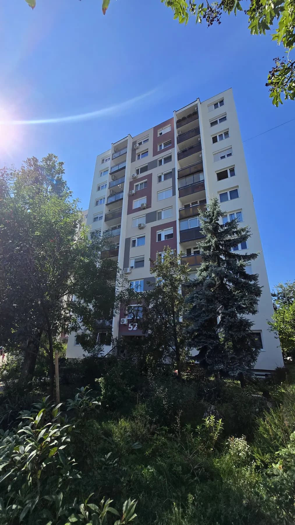 A felújított társasház homlokzata – Istvántelki út 50–52., Budapest IV. kerület