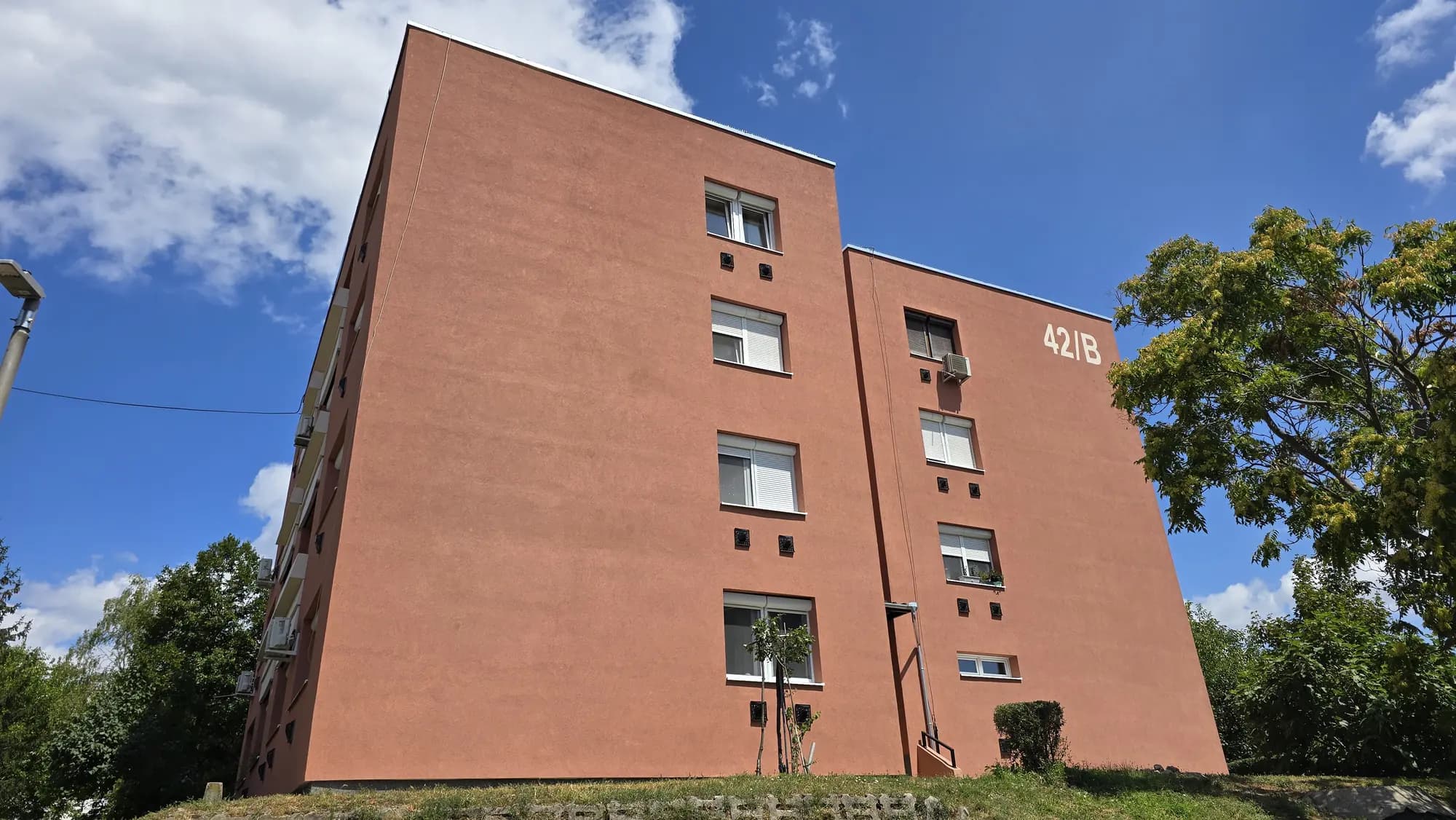 A felújított társasház homlokzata – Ják utca 42/A–B., Budapest XXII. kerület