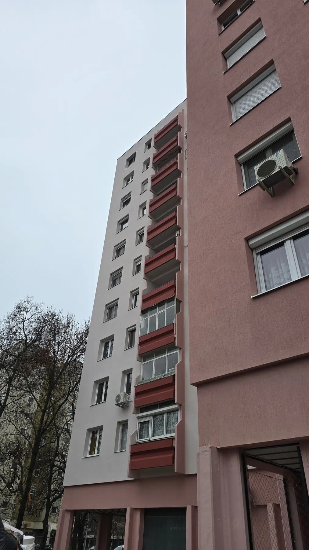 A felújított társasház homlokzata – Juhász Gyula utca 8., Budapest III. kerület