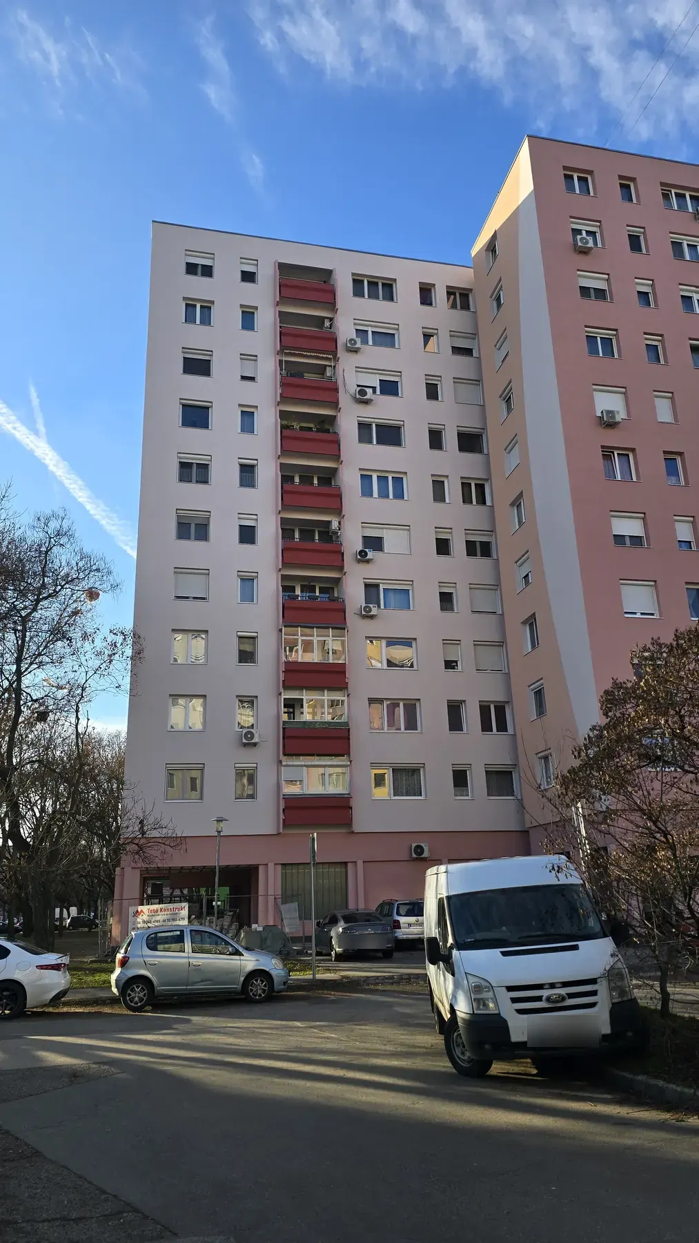 A felújított társasház homlokzata – Juhász Gyula utca 8., Budapest III. kerület