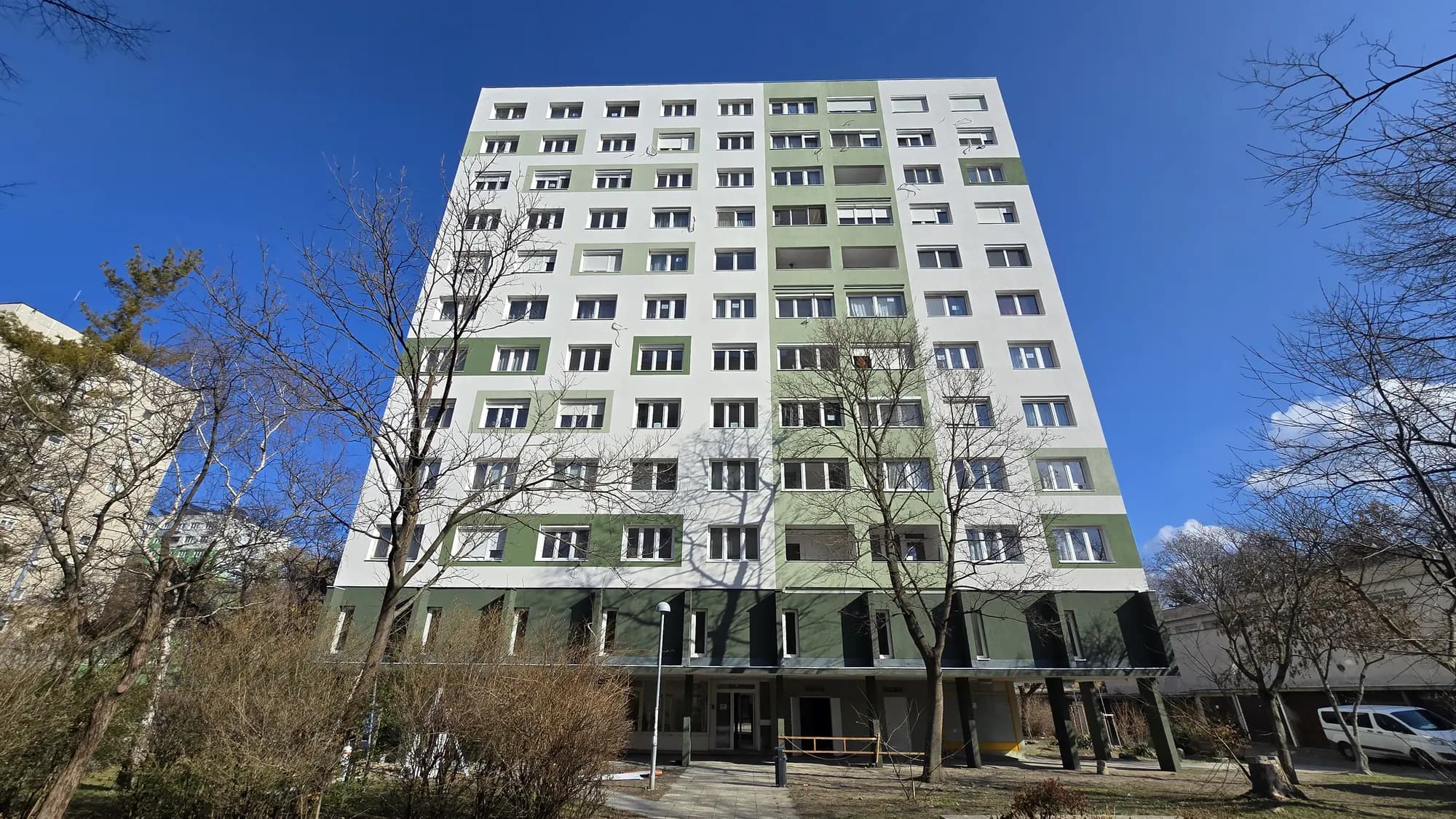 A felújított társasház homlokzata – Kiscelli utca 18., Budapest III. kerület