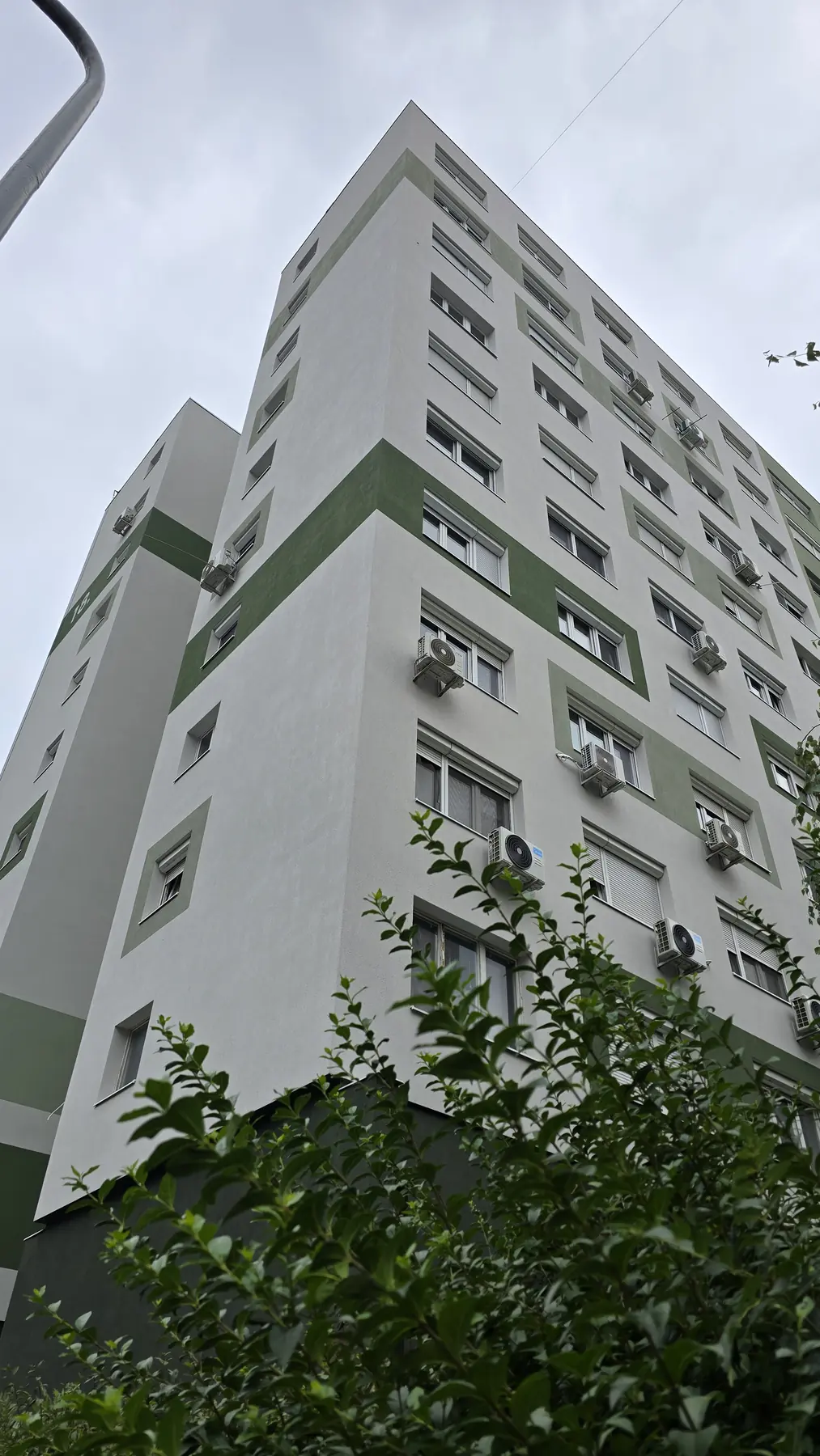 A felújított társasház homlokzata – Kiscelli utca 18., Budapest III. kerület