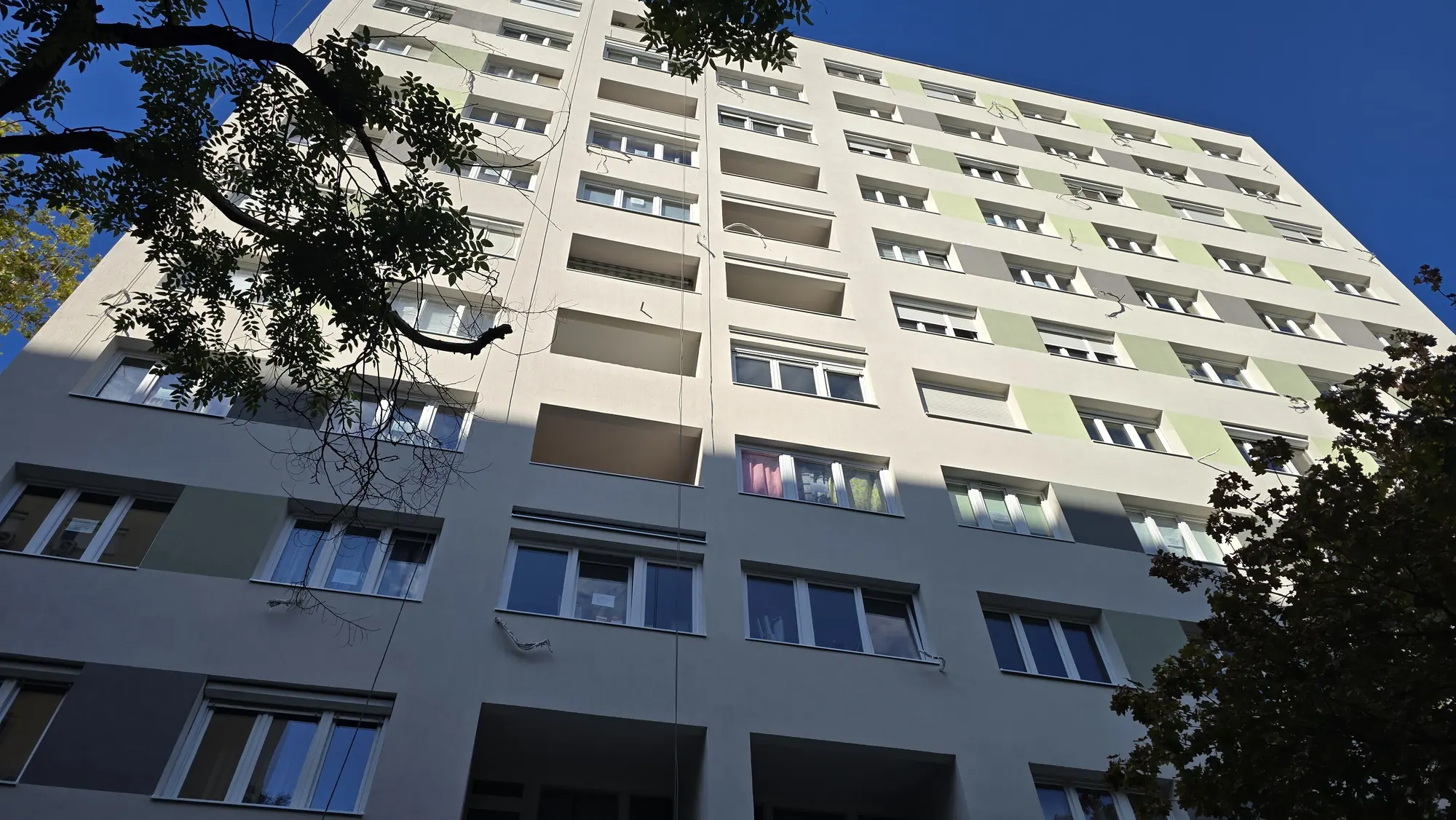 A felújított társasház homlokzata – Kórház utca 9., Budapest III. kerület