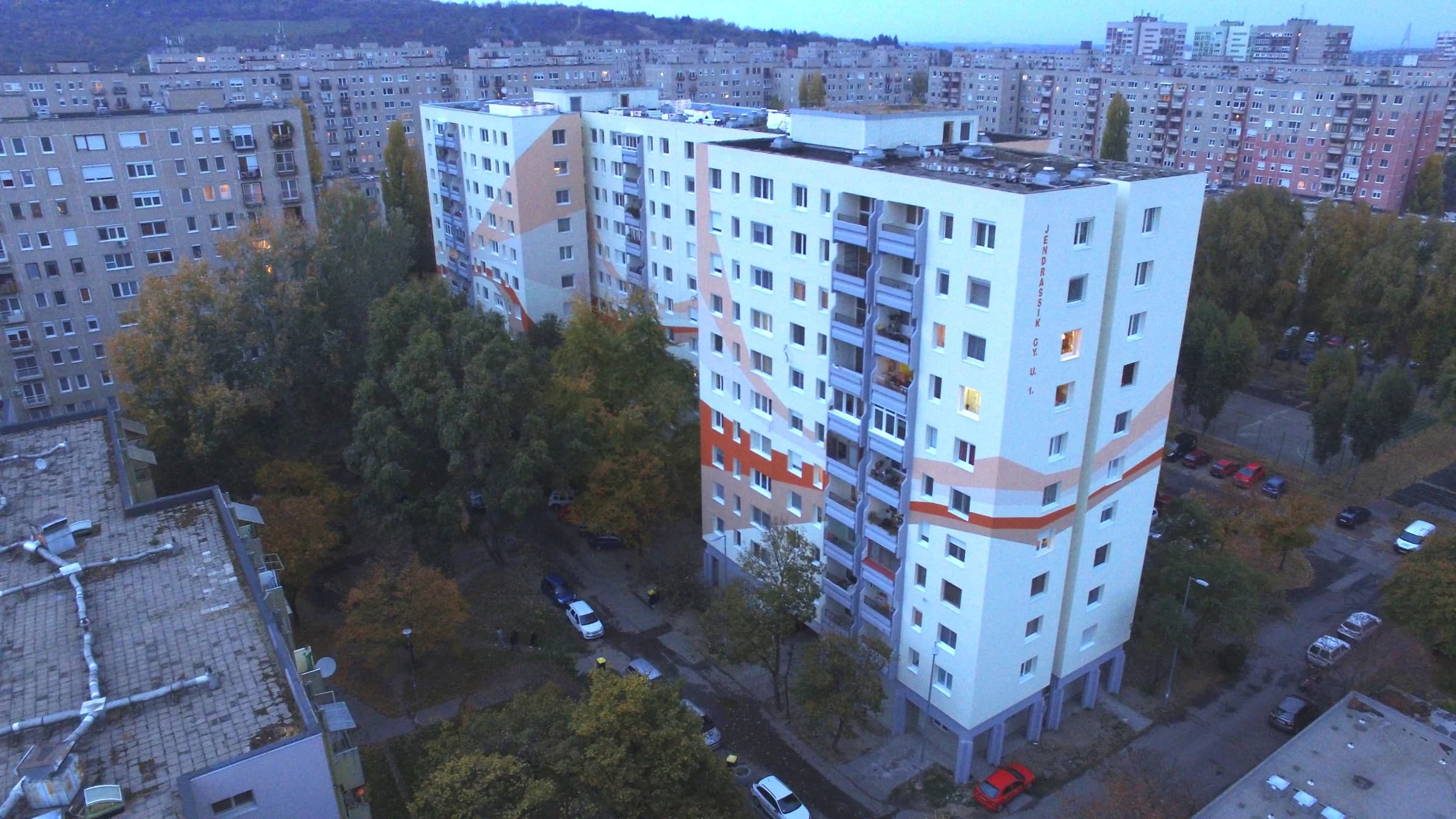 A felújított társasház homlokzata – Jendrassik György utca 1–2., Budapest III. kerület
