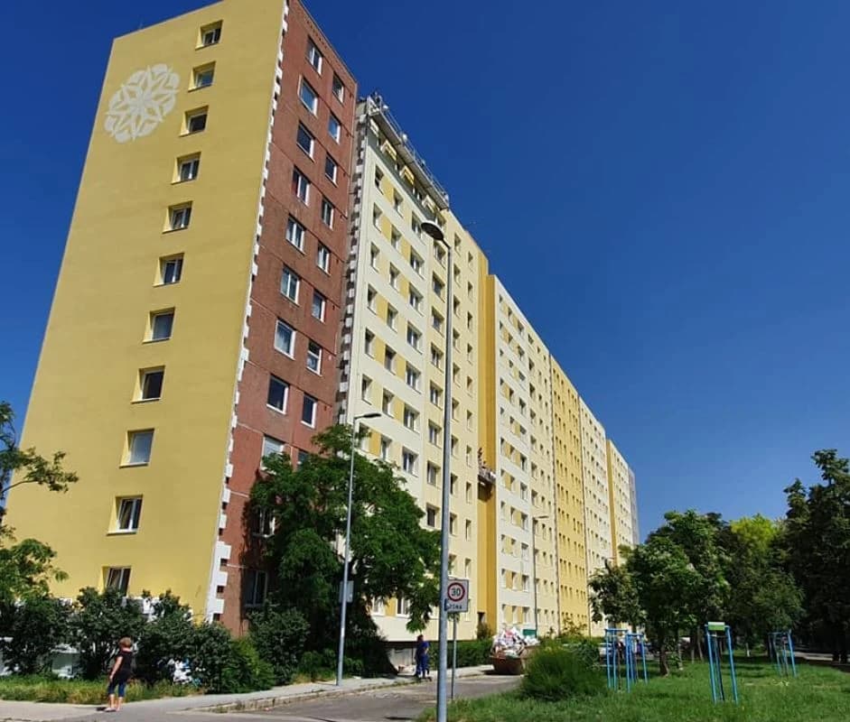 A felújított társasház homlokzata – Sáfrány utca 52–54., Budapest XI. kerület