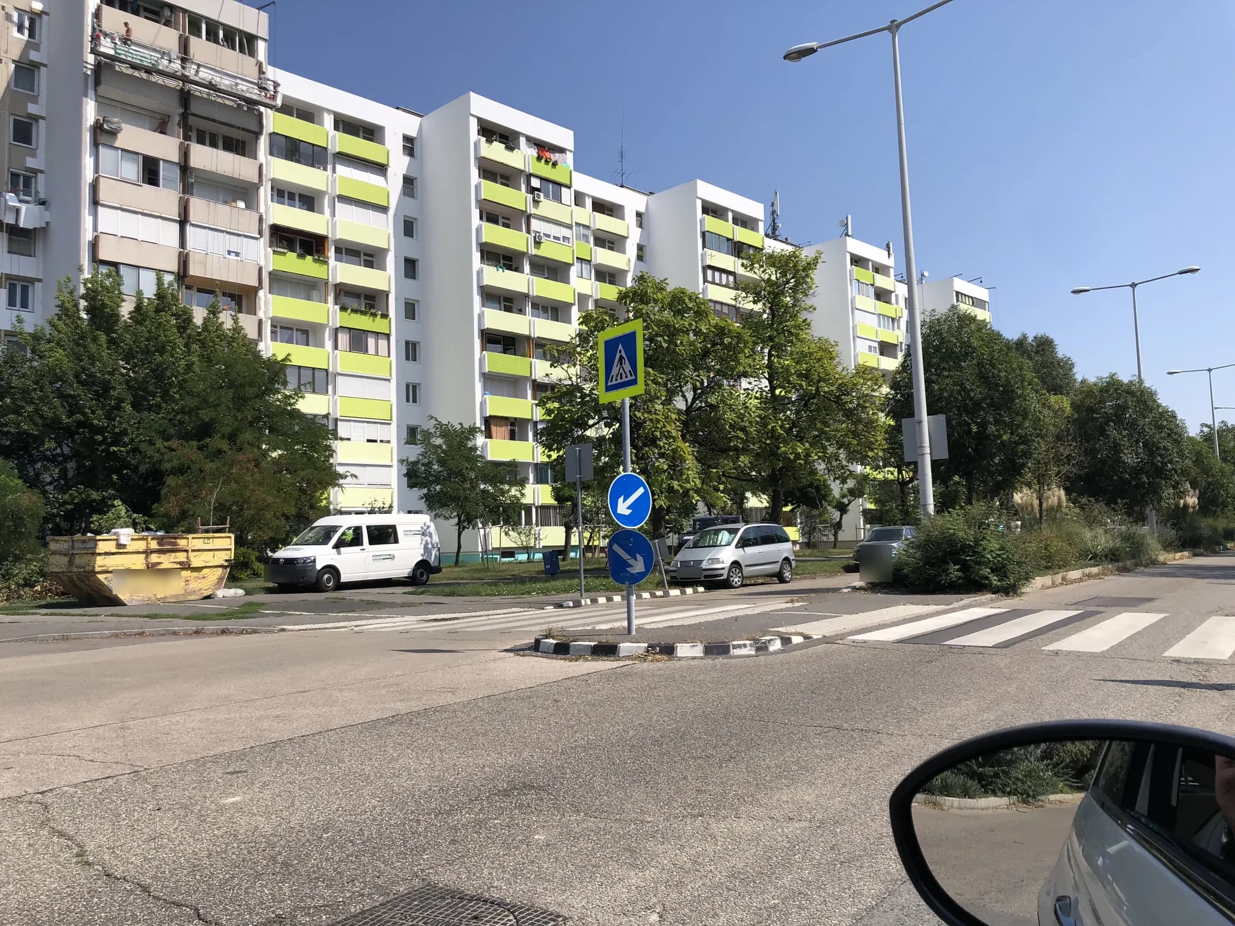A felújított társasház homlokzata – Kondorosi út 9–17., Budapest XI. kerület
