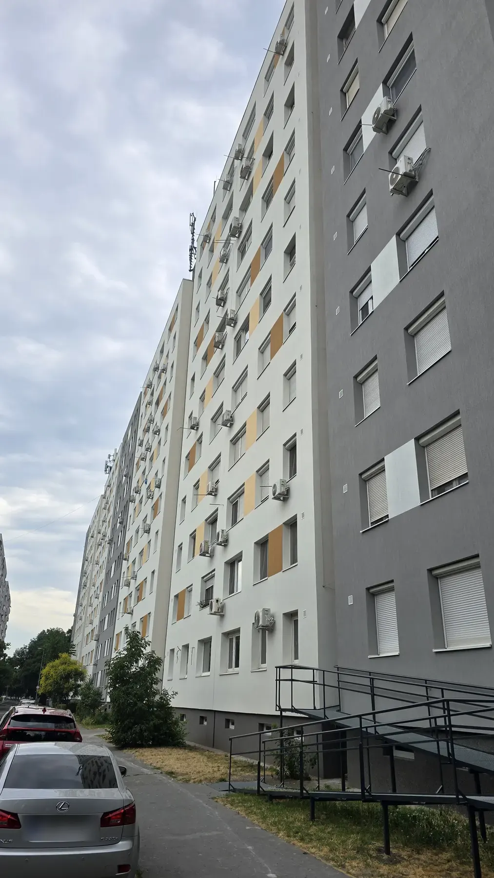 A felújított társasház homlokzata – Sáfrány utca 40–42., Budapest XI. kerület