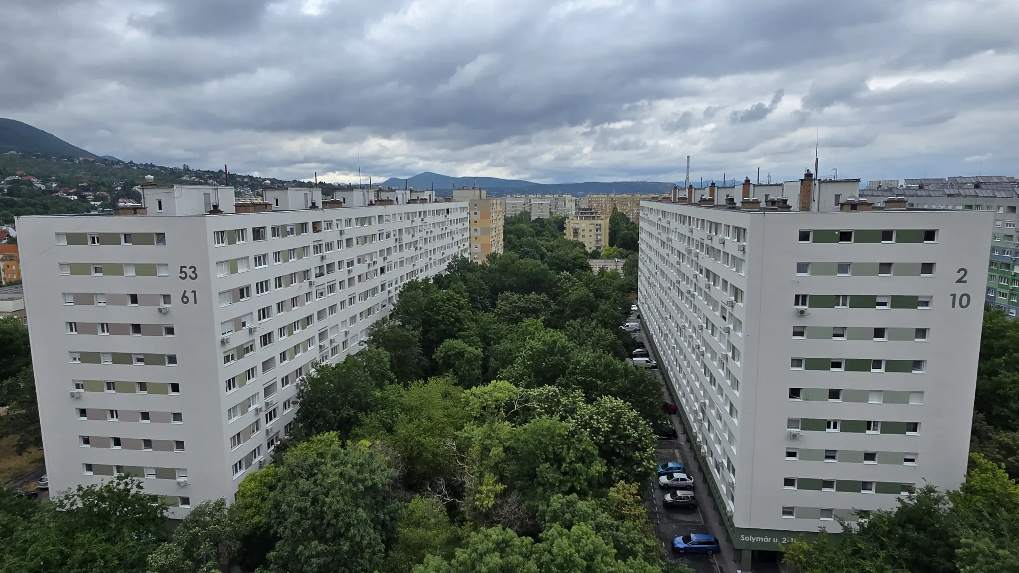A felújított társasház homlokzata – Solymár utca 2–10., Budapest III. kerület