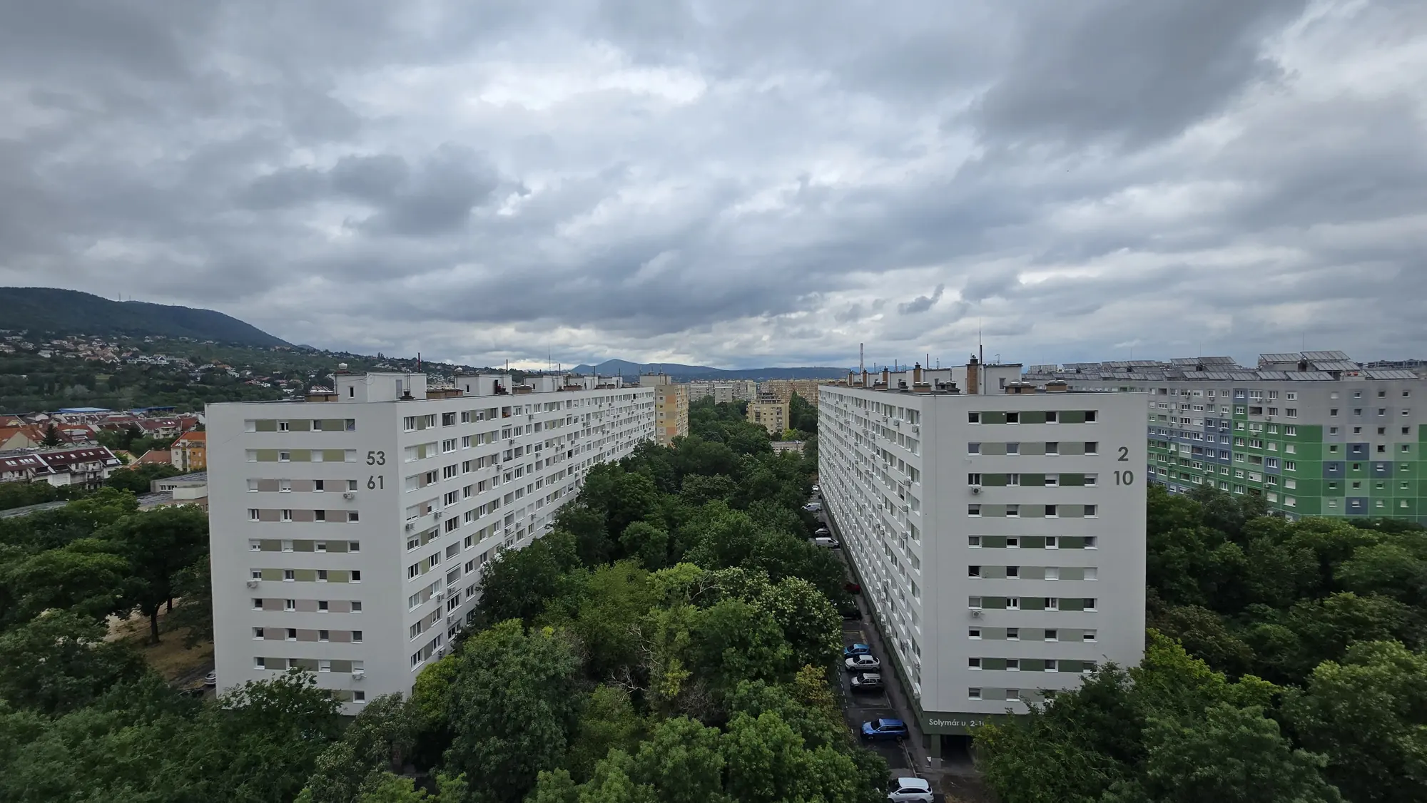 A felújított társasház homlokzata – Solymár utca 2–10., Budapest III. kerület