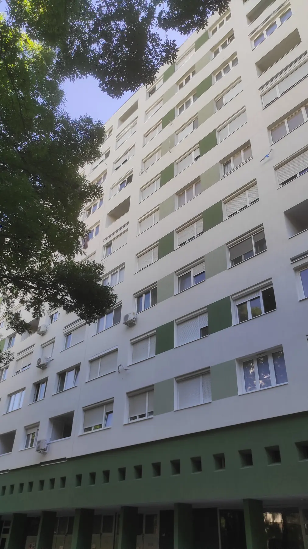 A felújított társasház homlokzata – Solymár utca 2–10., Budapest III. kerület