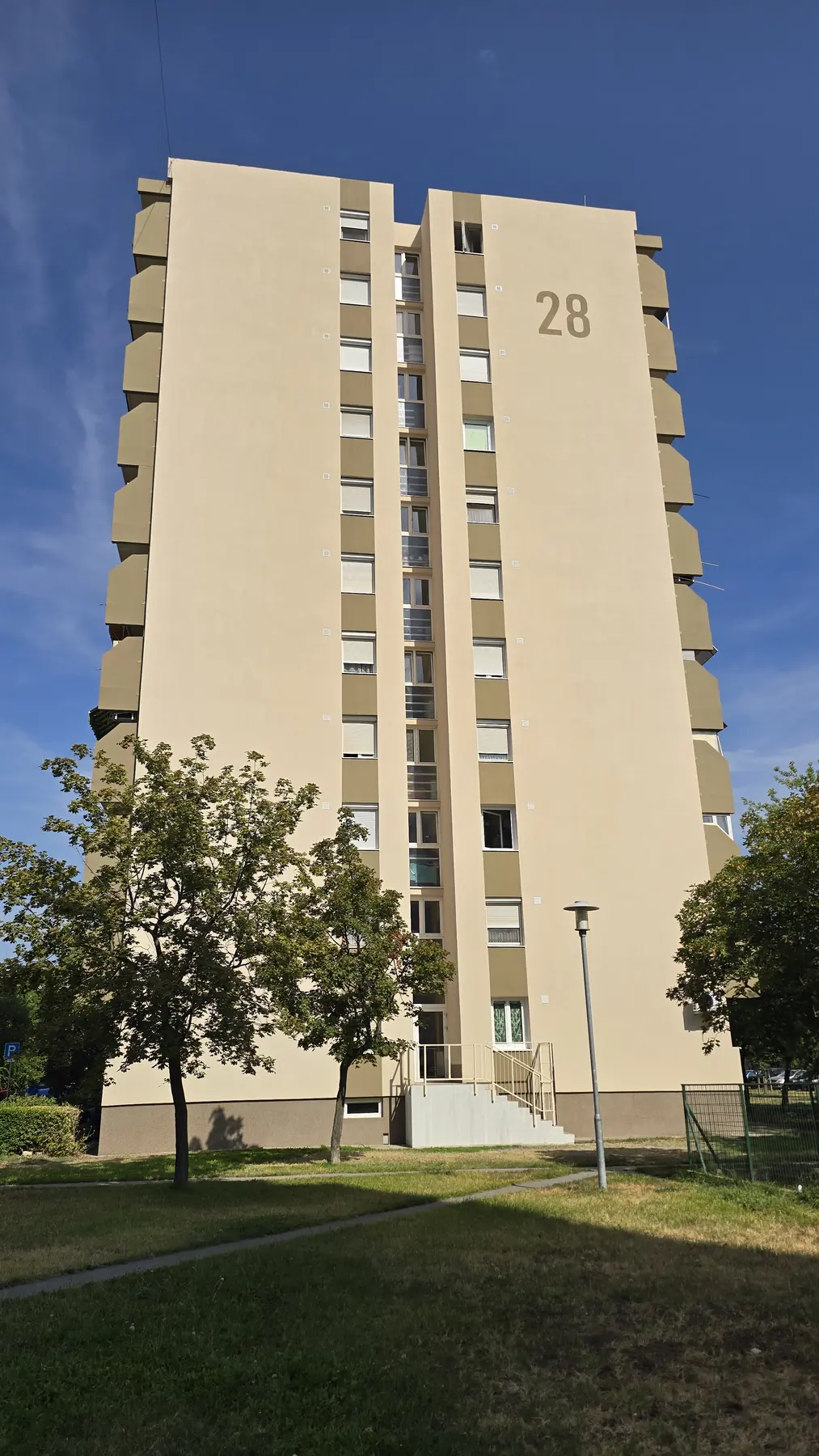 A felújított társasház homlokzata – Török Flóris utca 28., Budapest XX. kerület