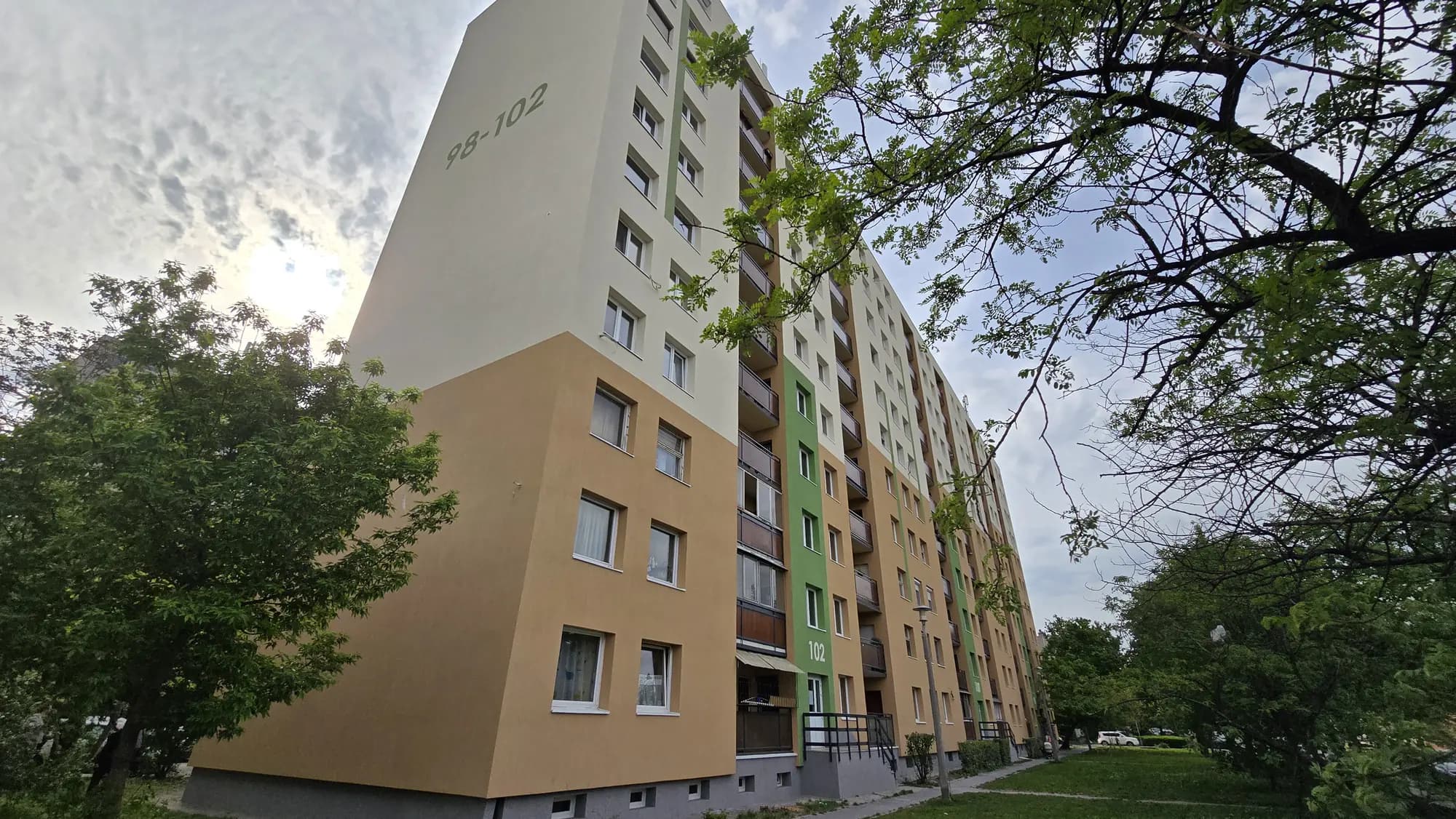 A felújított társasház homlokzata – Török Flóris utca 98–102., Budapest XX. kerület