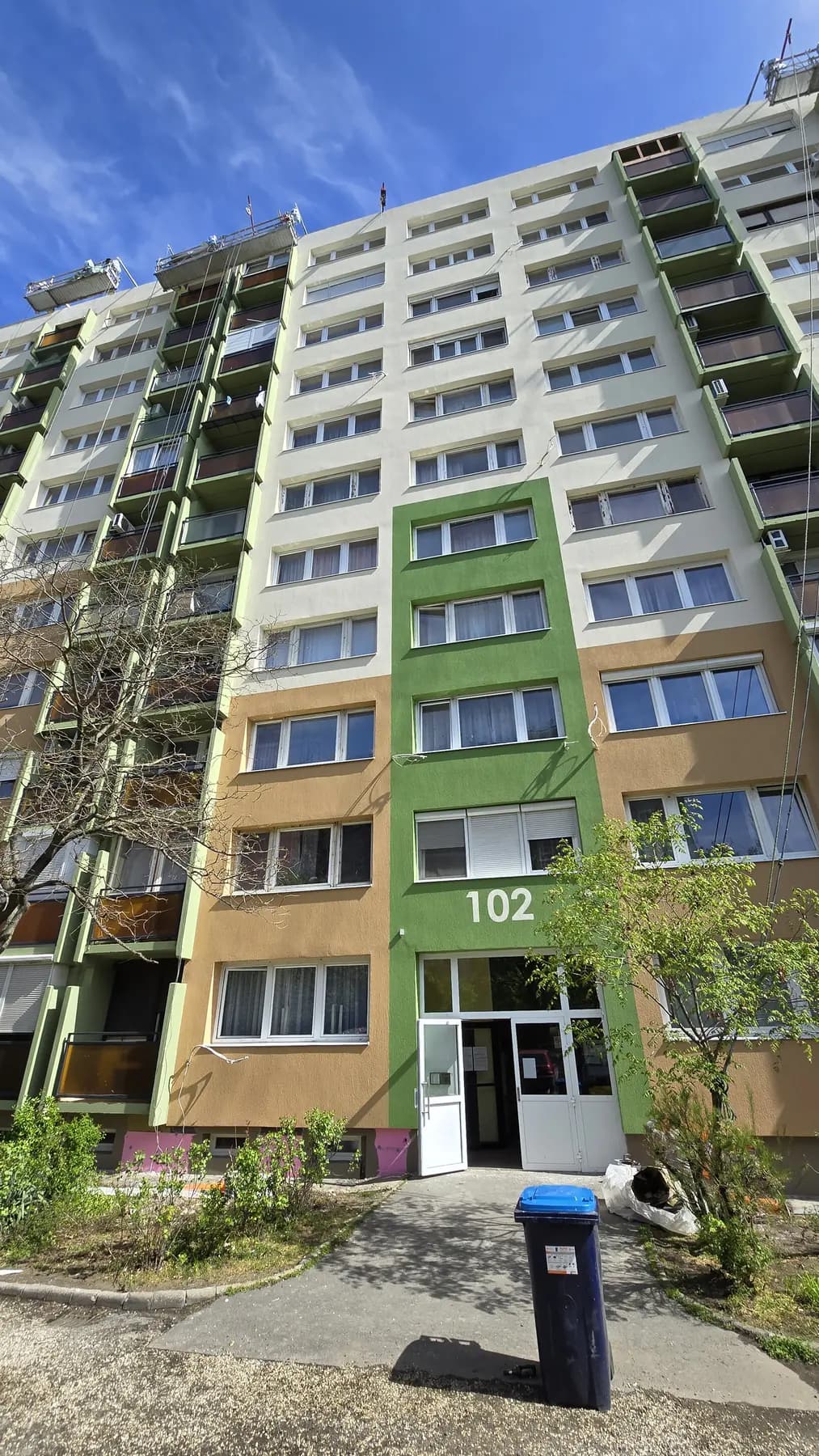 A felújított társasház homlokzata – Török Flóris utca 98–102., Budapest XX. kerület