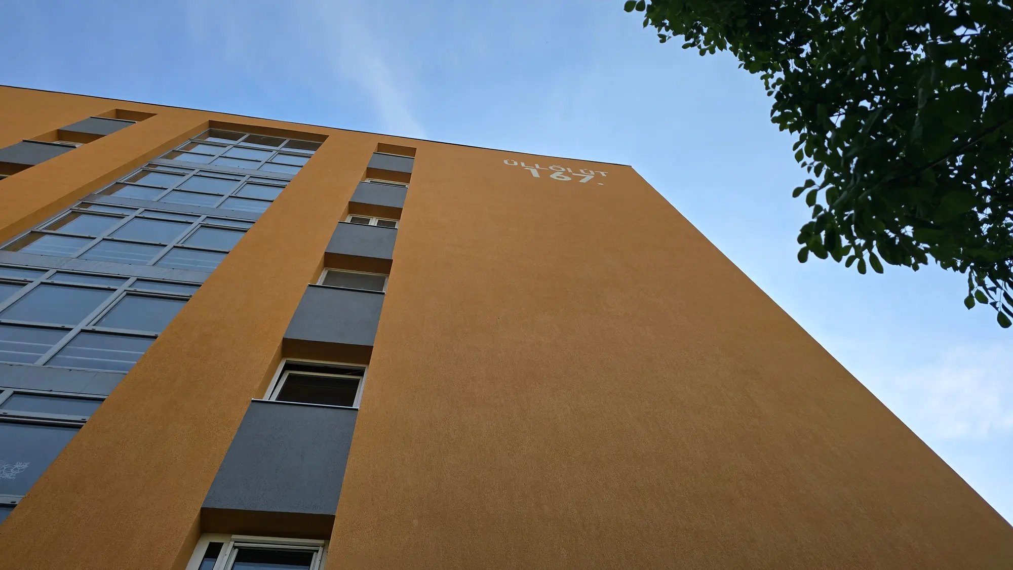 A felújított társasház homlokzata – Üllői út 163. és 167., Budapest IX. kerület