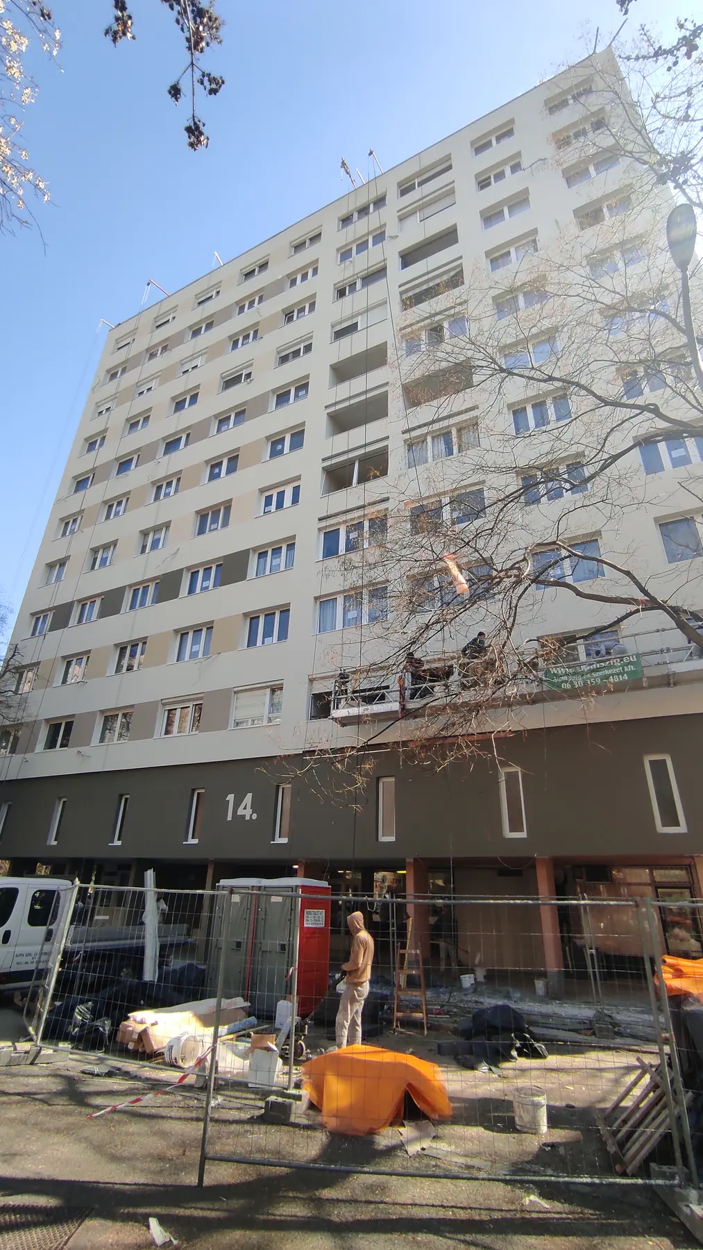 A felújított társasház homlokzata – Vöröskereszt utca 14., Budapest III. kerület
